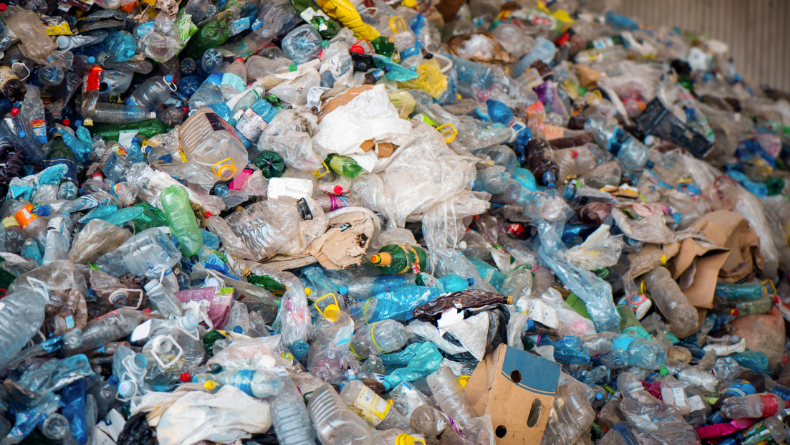 Foto van ingezameld plastic afval